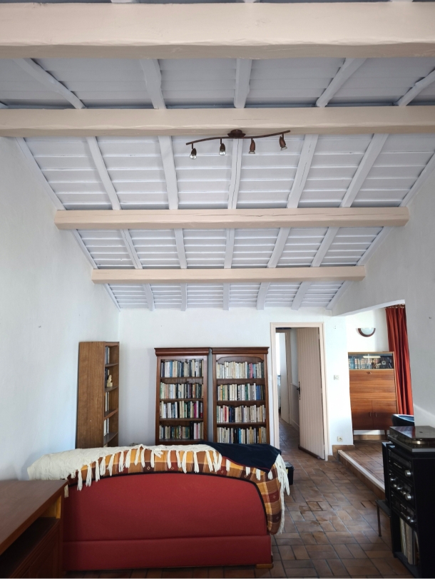 Plafond bois peint blanc et poutre crème