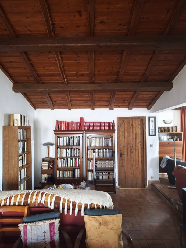 Plafond bois foncé